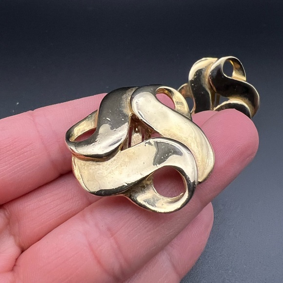 Vintage gold tone swirl clip on earrings - Picture 2 of 5